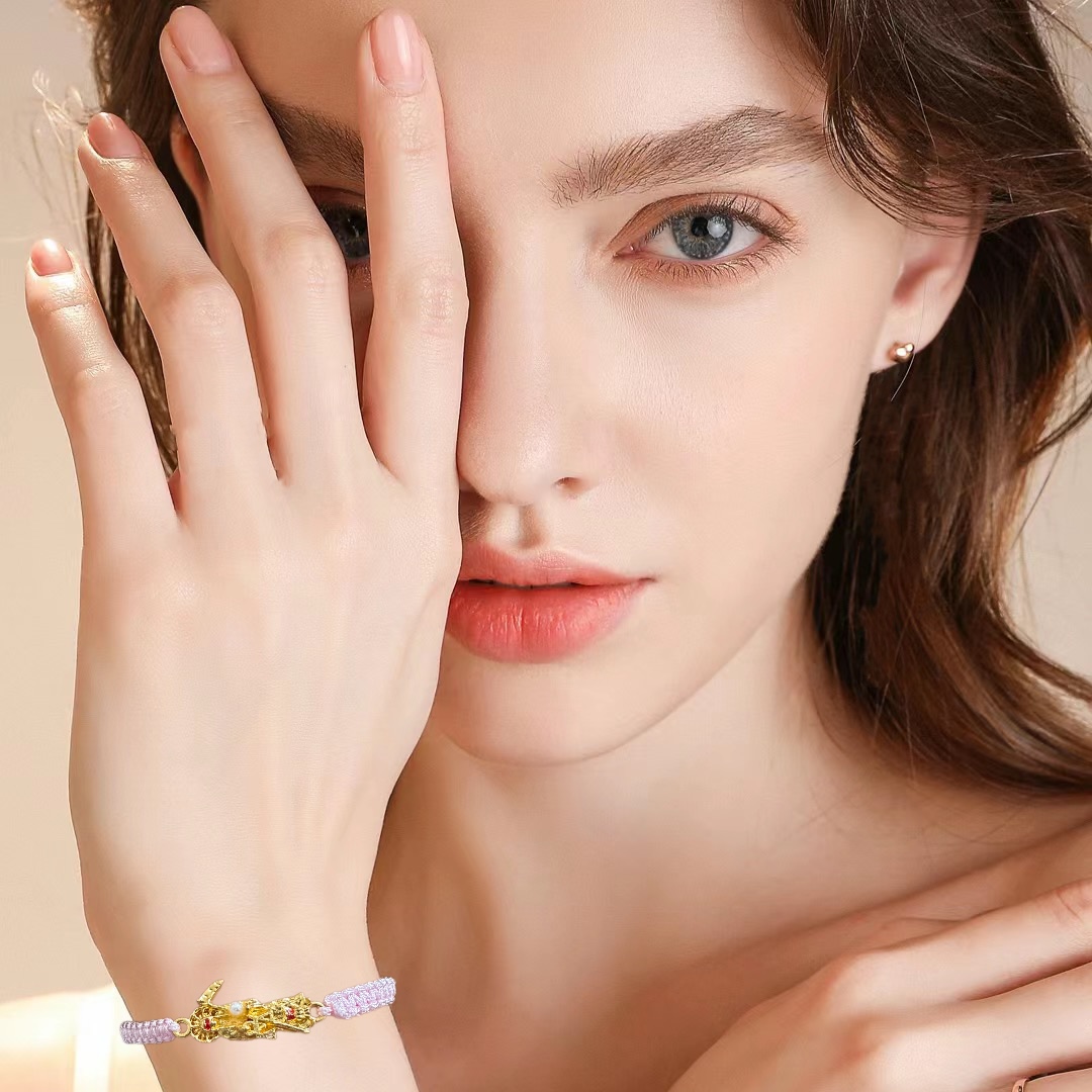 12 pulseiras com motivos de 